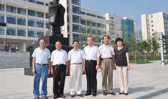 管华诗院士与学院领导合影