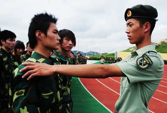 沈阳军区雷锋班副班长徐铭晨在给山东冰球突破豪华版官方网站大一新生进行军训