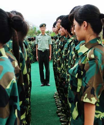 沈阳军区雷锋班副班长徐铭晨在给山东冰球突破豪华版官方网站大一新生进行军训