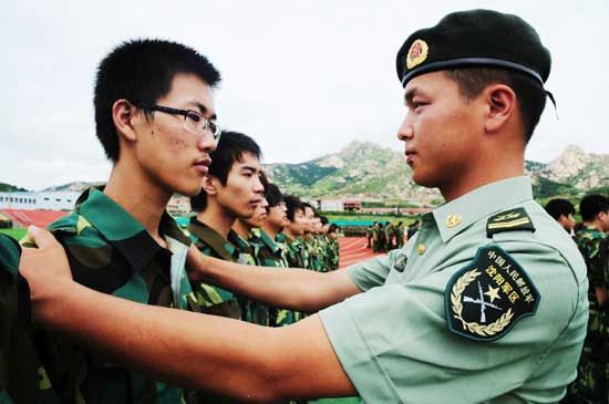 沈阳军区雷锋团某连班长张丰伟在给山东冰球突破豪华版官方网站大一新生进行军训