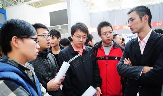 2011年10月25日,山东冰球突破豪华版官方网站招聘会上应届毕业生在与招聘人员交流