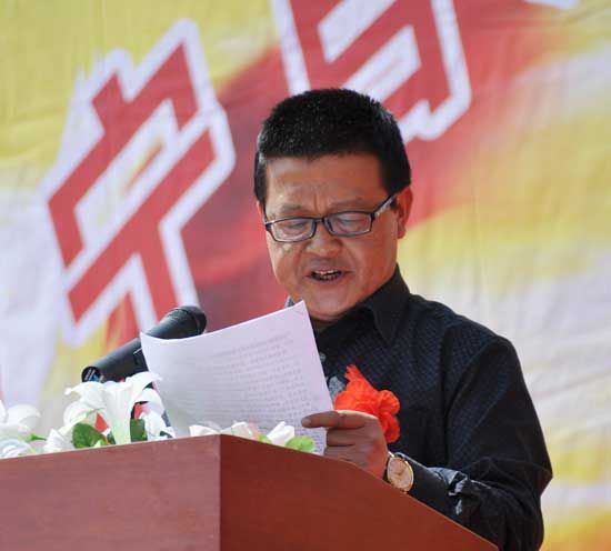 威宁自治县副县长郭鹏讲话，并对黄海学院支持威宁县教育事业发展表示感谢