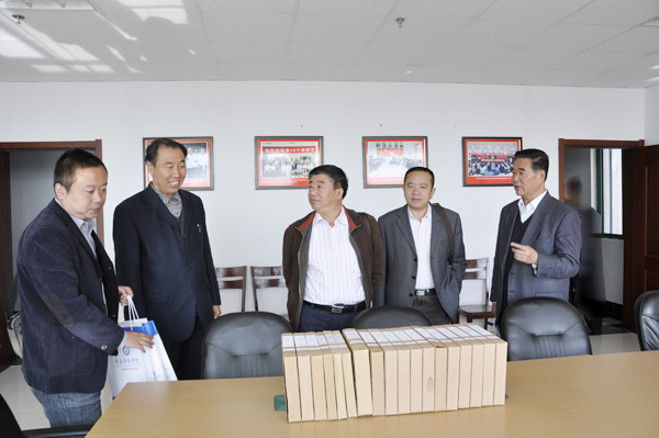 与会领导参观冰球官网党员活动室