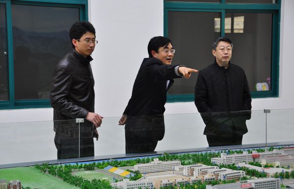 领导们在参观冰球官网规划沙盘