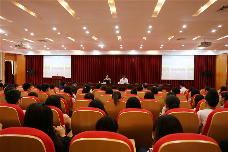 中国留日同学总会会长汪先恩先生为黄海师生作报告