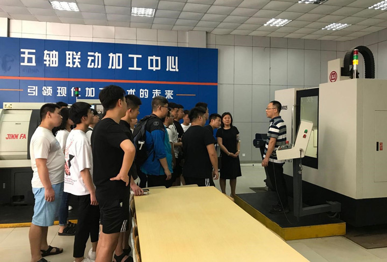 青岛滨海学院师生来冰球官网参观学习