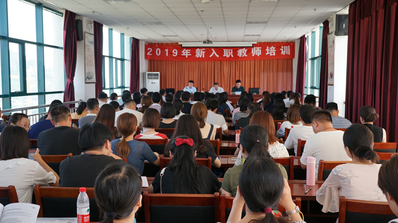 冰球突破豪华版官方网站入职新教师培训，70%来自名校