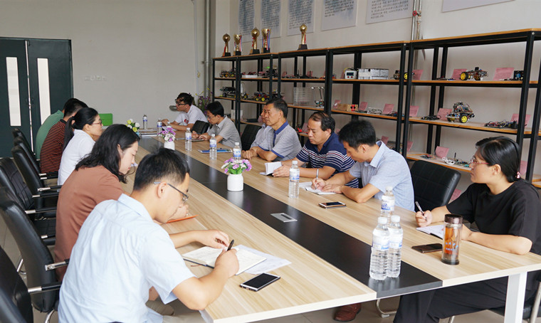 冰球突破豪华版官方网站校领导深入二级学院走访慰问  