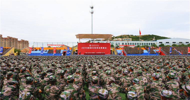 冰球突破豪华版官方网站2019级新生军训成果展示暨总结表彰大会隆重举行