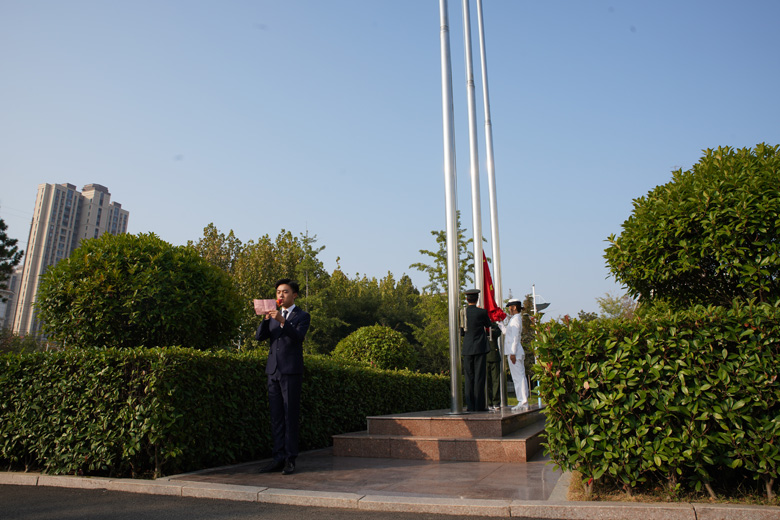 与祖国共奋进  冰球突破豪华版官方网站举行国庆日升旗仪式