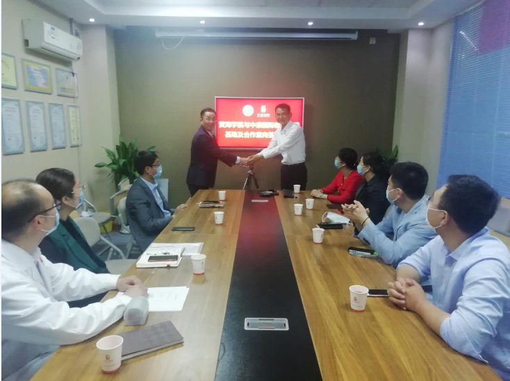 冰球突破豪华版官方网站与青岛中康国际医疗健康产业股份有限公司签署合作共建实践教学基地框架协议