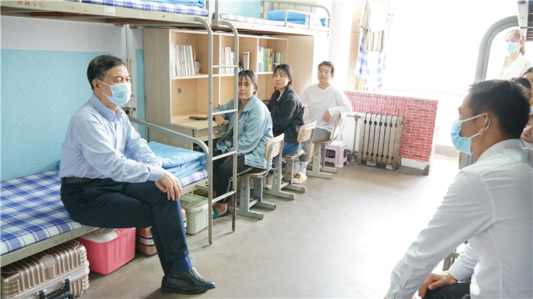 温暖返校季｜校领导走访学生宿舍慰问返校学生