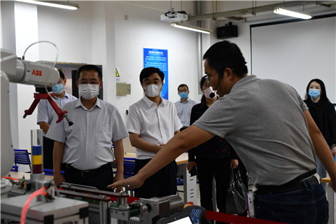 新区人社局局长曲波一行莅临冰球官网参观指导