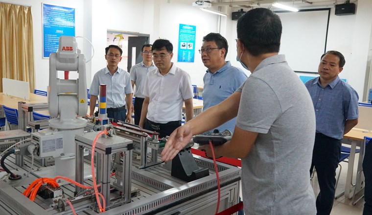 大众报业集团副总编辑蓝海一行来校考察交流