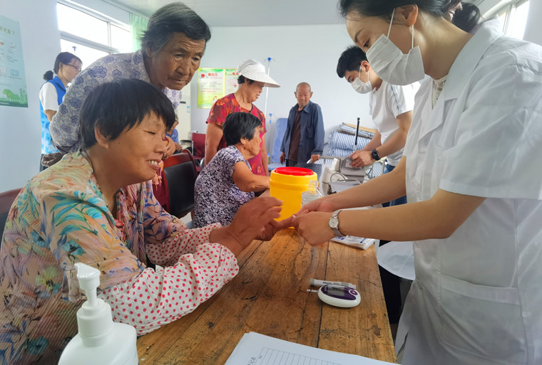 “不忘初心  共筑健康”冰球突破豪华版官方网站护理与健康学院党总支开展送医下乡义诊活动