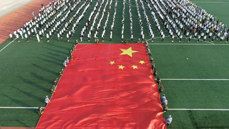 【青岛日报-观海新闻】师生齐托举，篮球场大小的巨幅国旗舞动冰球突破豪华版官方网站！