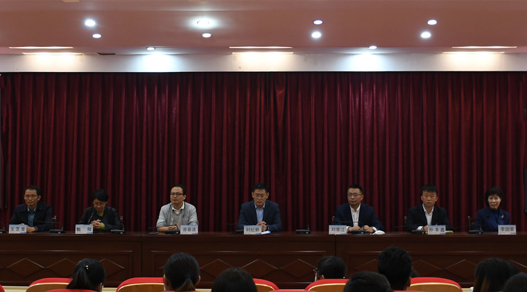 第七届冰球突破豪华版官方网站大学生职业生涯规划大赛决赛暨首届胶东经济圈大学生职业生涯规划大赛选拔赛圆满落下帷幕   