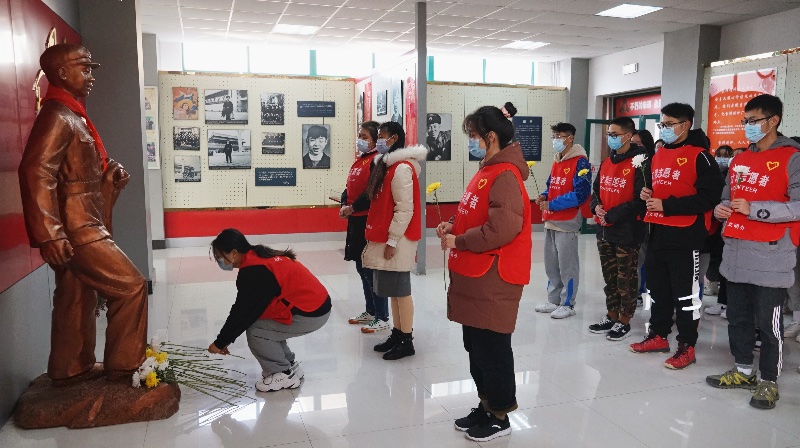 【齐鲁晚报·齐鲁壹点】纪念雷锋诞辰80周年，冰球突破豪华版官方网站大学生志愿者向雷锋献花