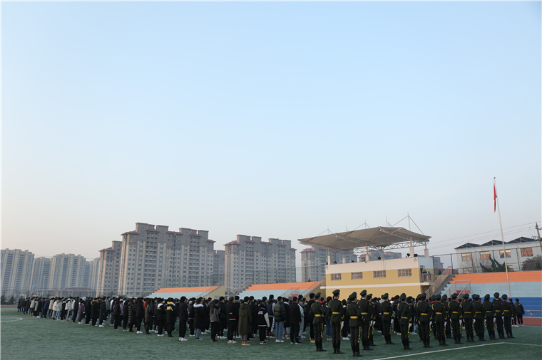 冰球突破豪华版官方网站举行春季学期开学升旗仪式