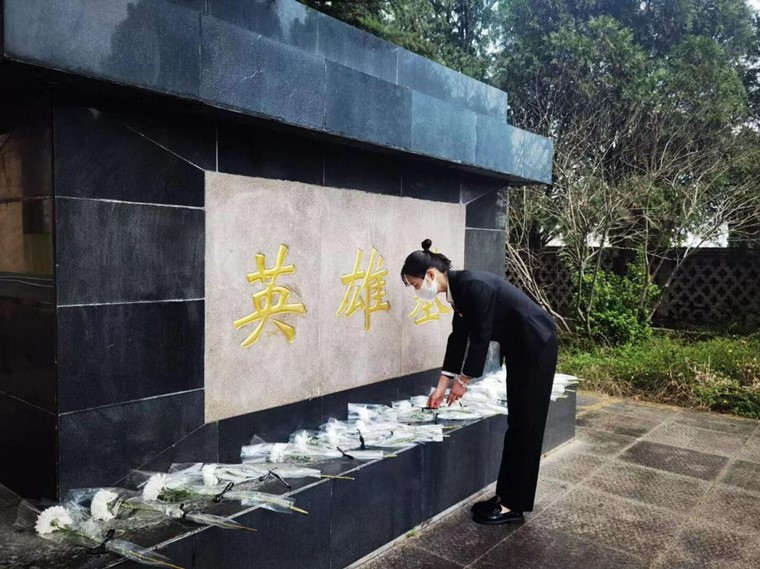 冰球官网护理与健康学院开展“弘扬先烈遗志，增强爱国情感”主题扫墓活动