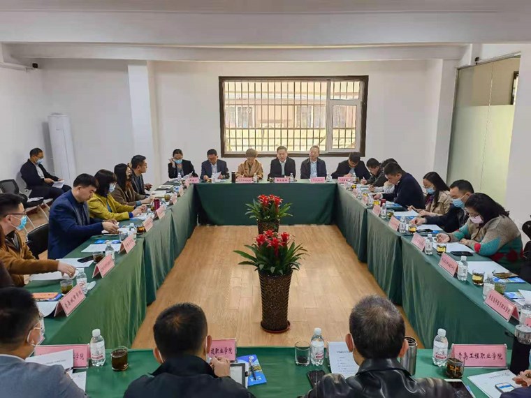冰球官网参加青岛高校大学生创新创业工作座谈会