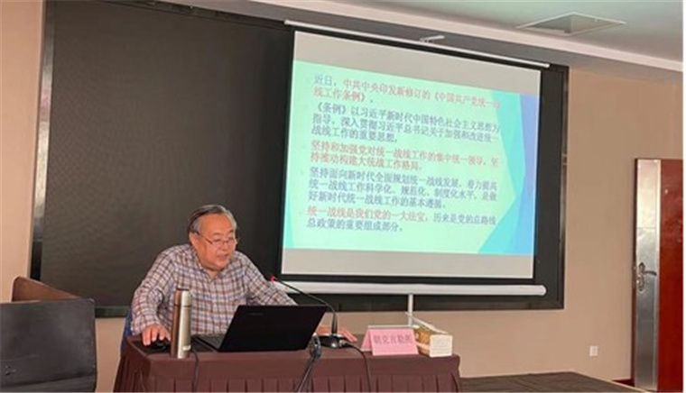 冰球官网朝克吉勒图教授应邀为甘肃省天水市民宗系统的在职领导干部作报告