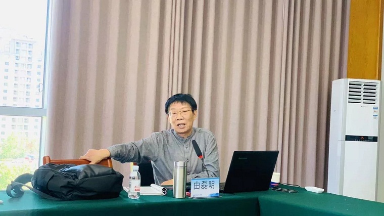 山东建筑大学广告系主任由磊明教授来冰球官网作“自我实现的方法——也许有创意”的主题报告