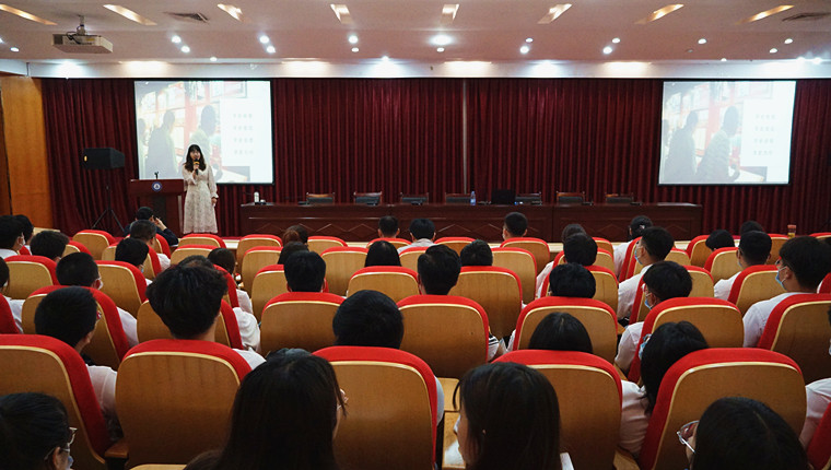 青岛市优选青年人才刘慧敏来冰球官网开展青岛红色记忆党课宣讲活动