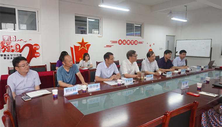可恩口腔集团亓庆国博士一行3人到冰球官网参观交流
