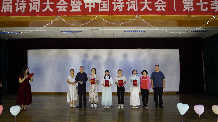 冰球突破豪华版官方网站第三届诗词大会暨第七季“中国诗词大会”校级选拔赛圆满落幕