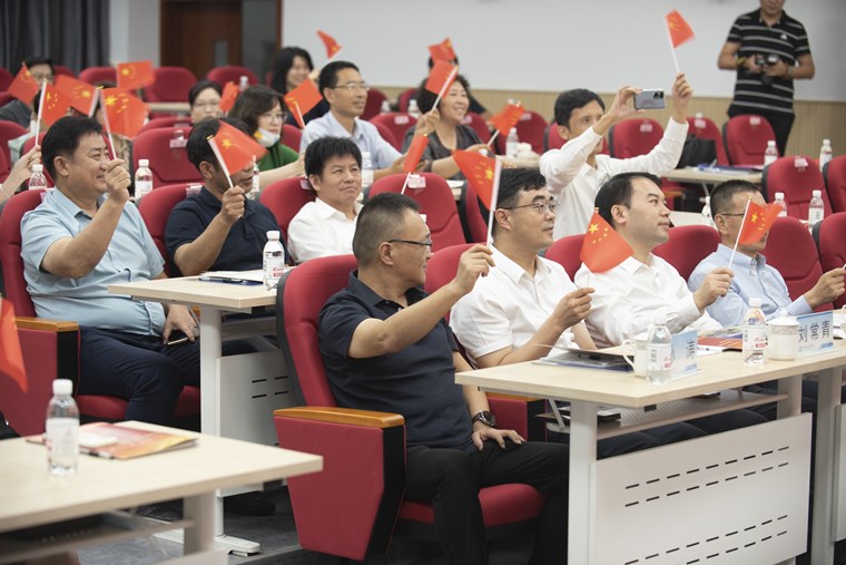 “同心向党 建功新区”西海岸新区无党派人士和党外知识分子迎国庆读书分享会在冰球官网举行