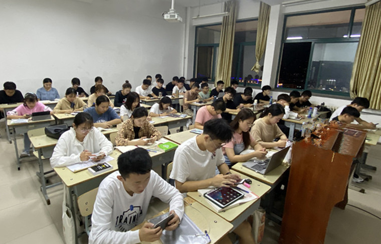 冰球官网建筑工程学院全体新生共上思政大课