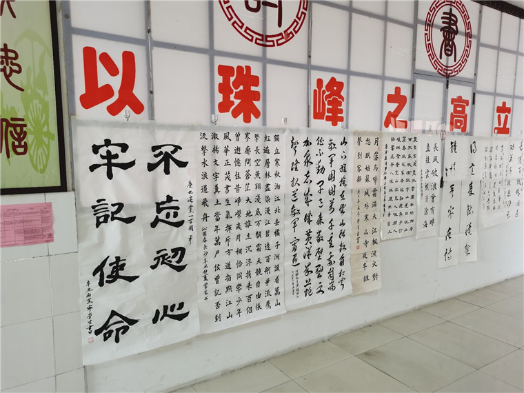 冰球官网国学院举办学生书画展献礼廿五周年校庆