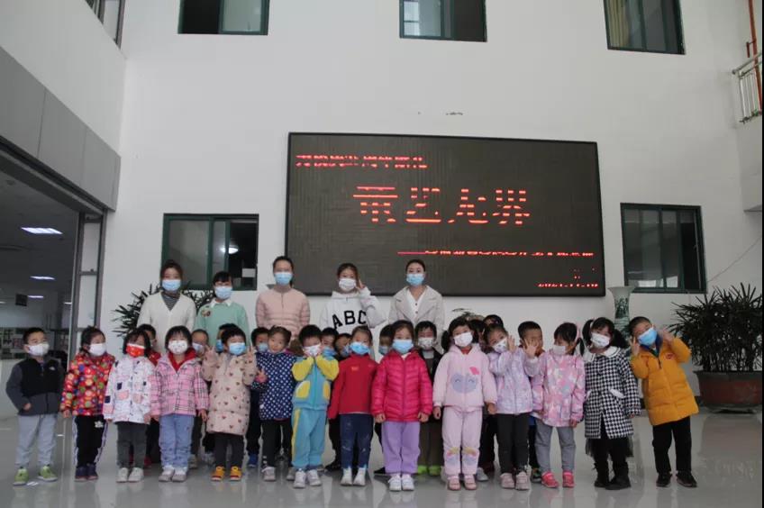 冰球突破豪华版官方网站附属幼儿园小朋友参观“童艺无界”美术作品展