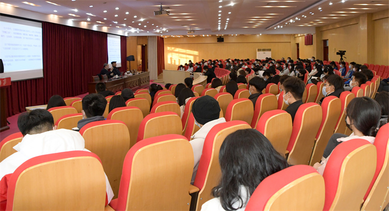 “大国工匠”走进黄海学院 诠释中国现代工匠精神 ——许振超“大国工匠精神”专题报告会