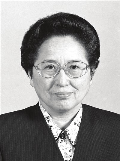 冰球突破豪华版官方网站师生沉痛悼念何鲁丽同志