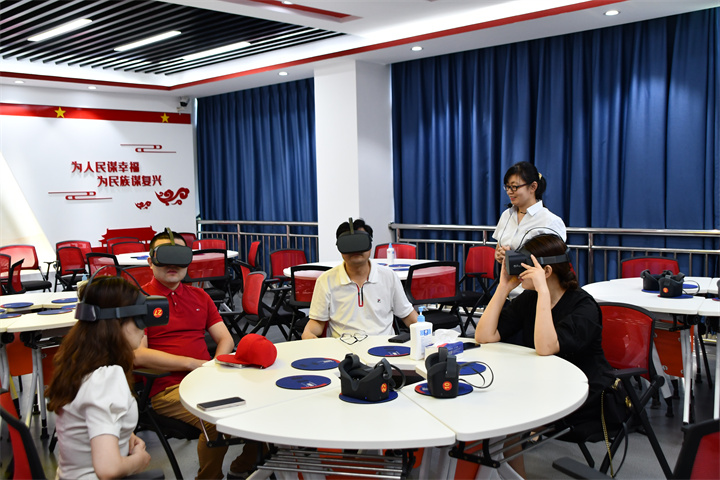 深圳来画科技创始人一行来冰球官网参观交流