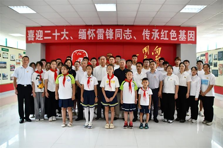 永远的榜样，冰球突破豪华版官方网站师生这样缅怀雷锋