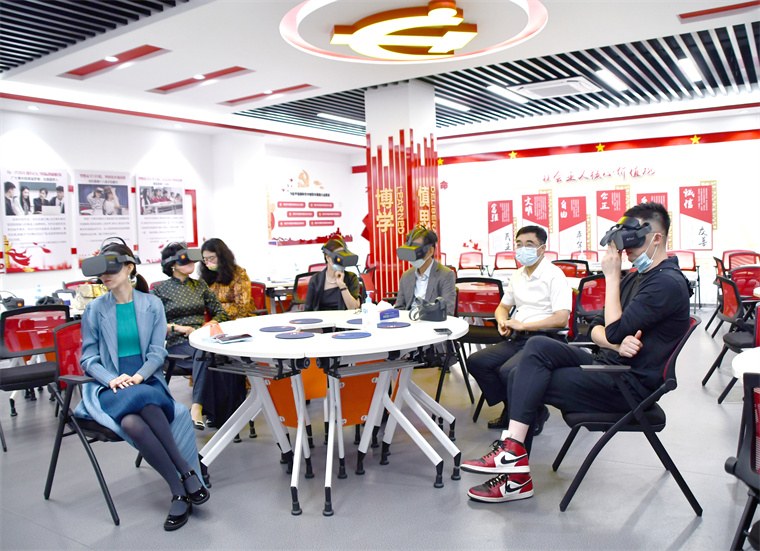 中国美协副主席何家英莅临冰球官网参访