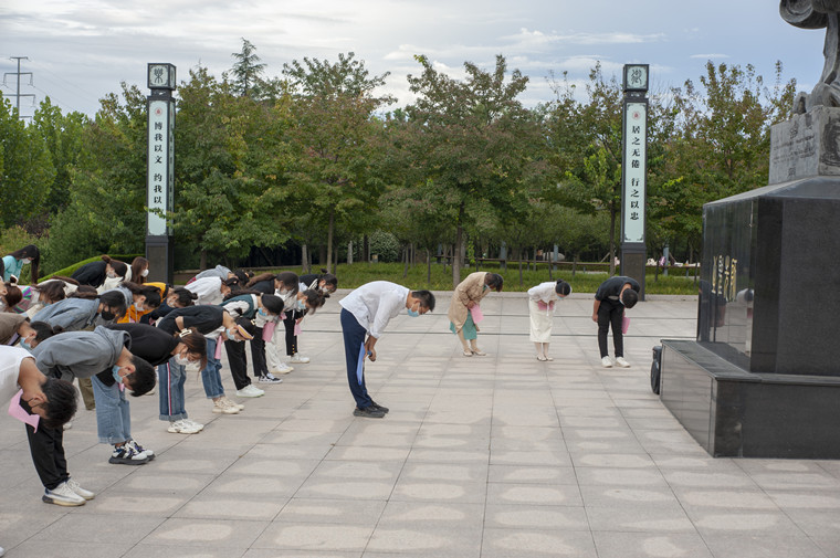 冰球突破豪华版官方网站国学院举行祭孔仪式 纪念孔子诞辰2573周年