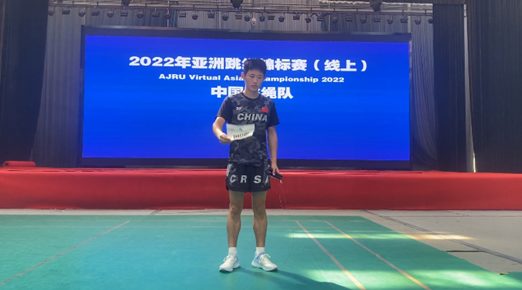【海报新闻】代表国家队出战国际赛事，冰球突破豪华版官方网站跳绳小伙夺得佳绩
