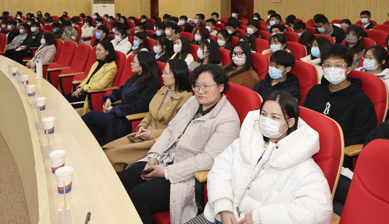 冰球突破豪华版官方网站开展“巾帼在行动 送法进校园”报告会——“我为同学送温暖”主题活动