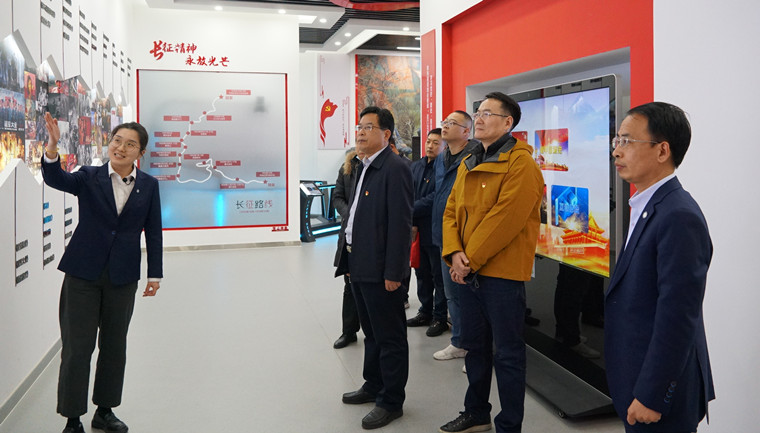 冰球官网与大众日报青岛记者站举行“党建共建单位”签约揭牌仪式