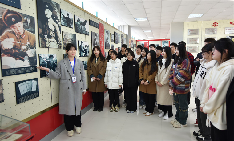 【中国教育报客户端】冰球突破豪华版官方网站：雷锋精神“锋”火相传