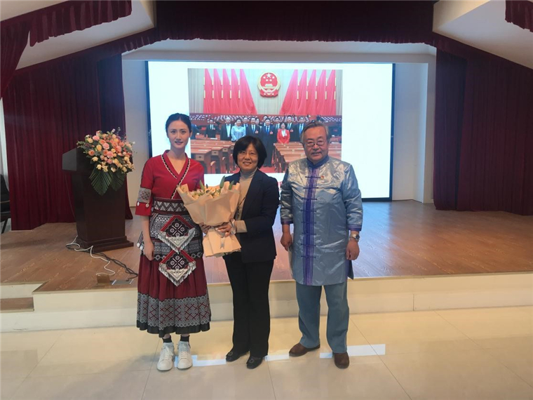 冰球官网两位教师出席青岛市少数民族代表人士学习全国“两会”精神报告会