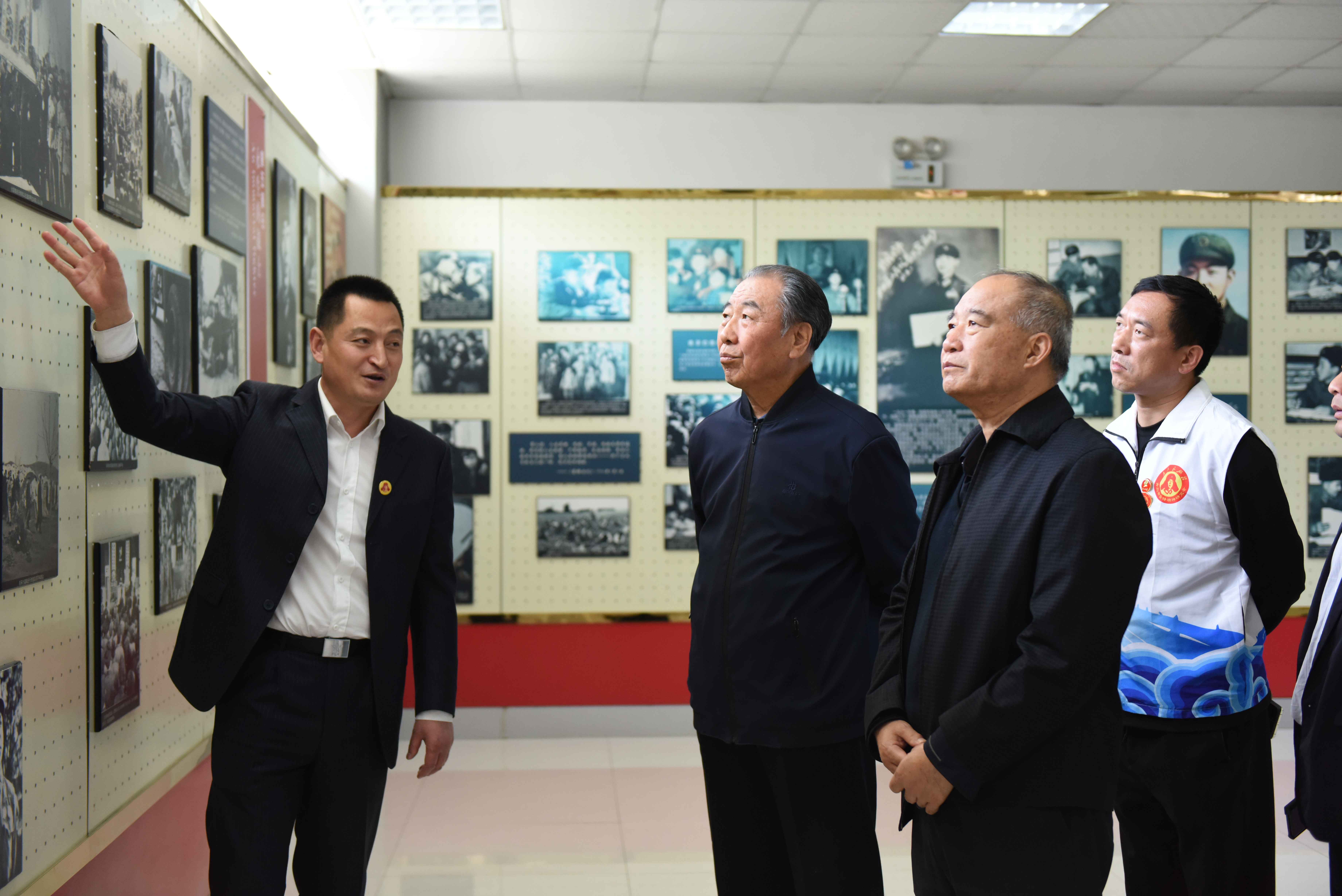 青岛市雷锋精神研究会到冰球官网参观交流