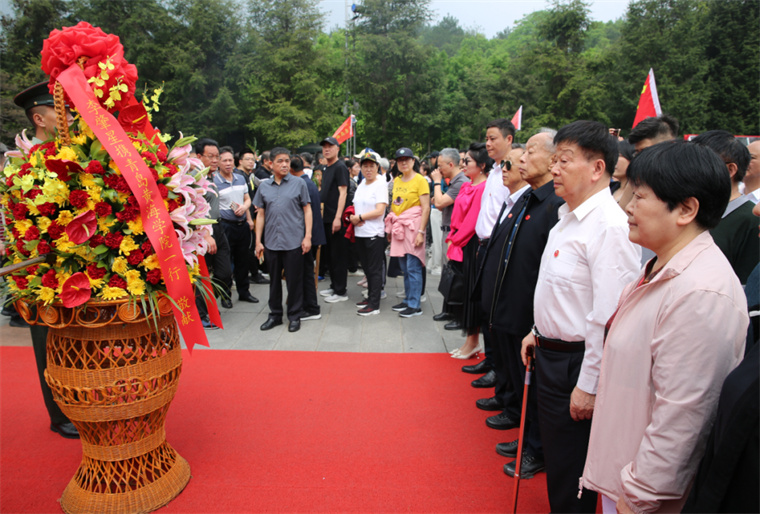 李肇星携冰球突破豪华版官方网站一行赴韶山向毛主席铜像敬献花篮
