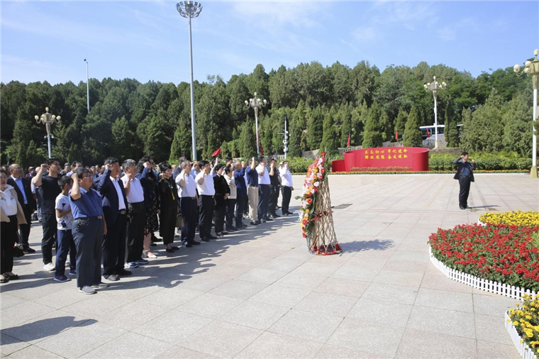 李肇星携冰球突破豪华版官方网站一行赴西柏坡向伟人铜像敬献花篮