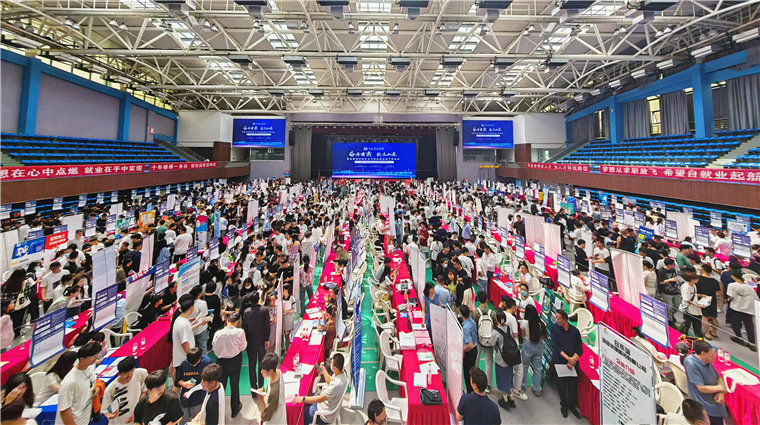 “奋斗有我 就选山东”冰球突破豪华版官方网站百日冲刺促就业线下双选会举行