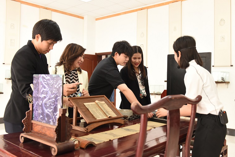泰国东南曼谷大学来冰球官网访问交流